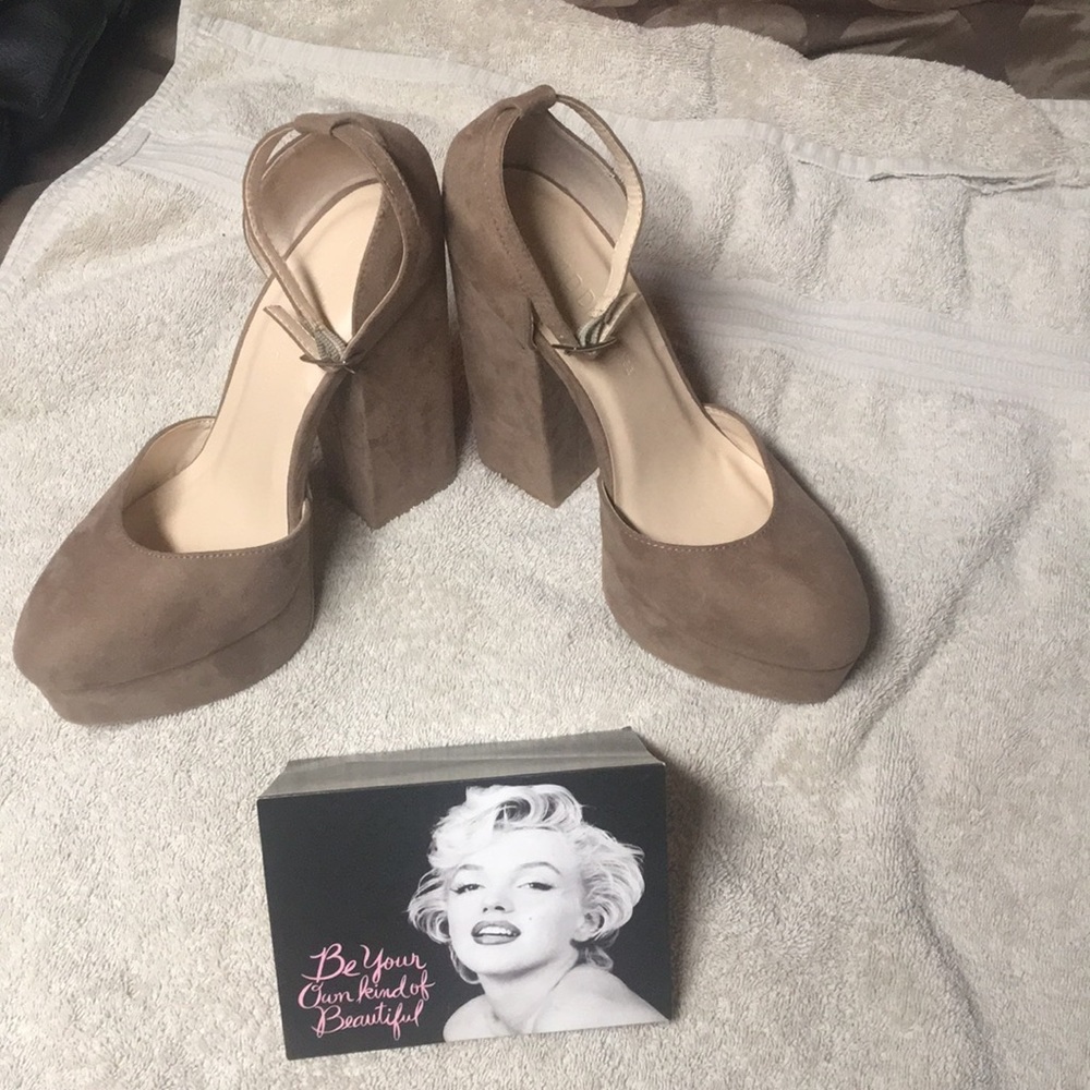 NWOT/Size 9Wild Diva Lounge/tan/suede chunky 👠 👡